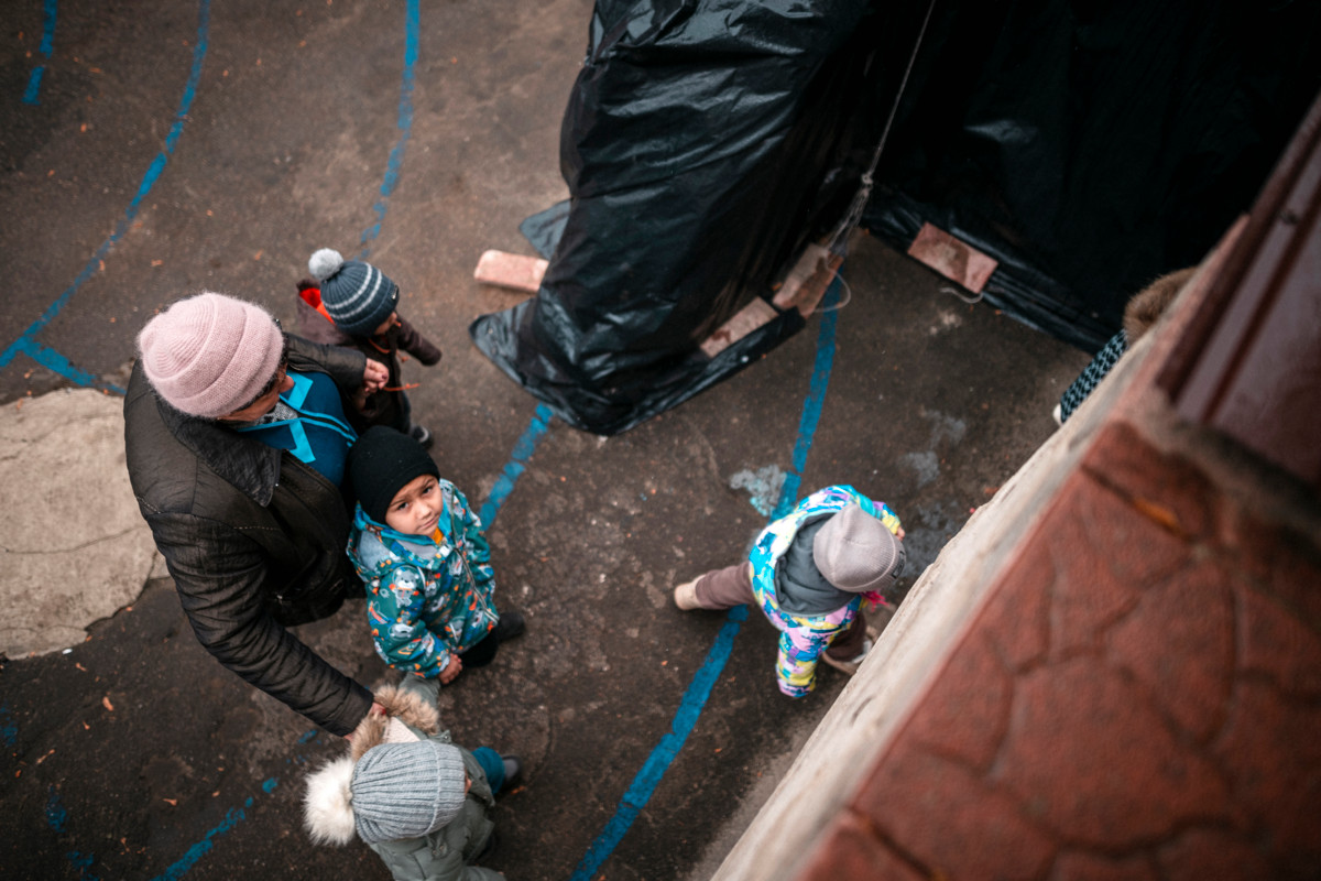 Lapset siirtyvät kiireesti päiväkotinsa pommisuojaan ilmahälytyksen aikana Romnyn kaupungissa Ukrainassa. Toimiva pommisuoja on edellytys päiväkodissa olemiselle sekä lähiopetukselle kouluissa. Kirkon Ulkomaanapu rakentaa ja varustaa näitä pommisuojia. Kuva: Antti Yrjönen