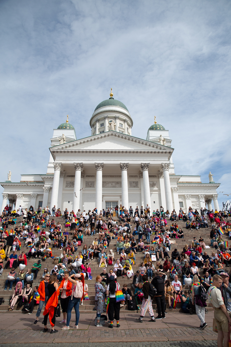 Pride-kansa kokoontuu lauantaina 28.6. Senaatintorille. Tuomiokirkossa järjestetään päivän teemaan sopiva hartaus kello 11. Kuva: Tom Johansson
