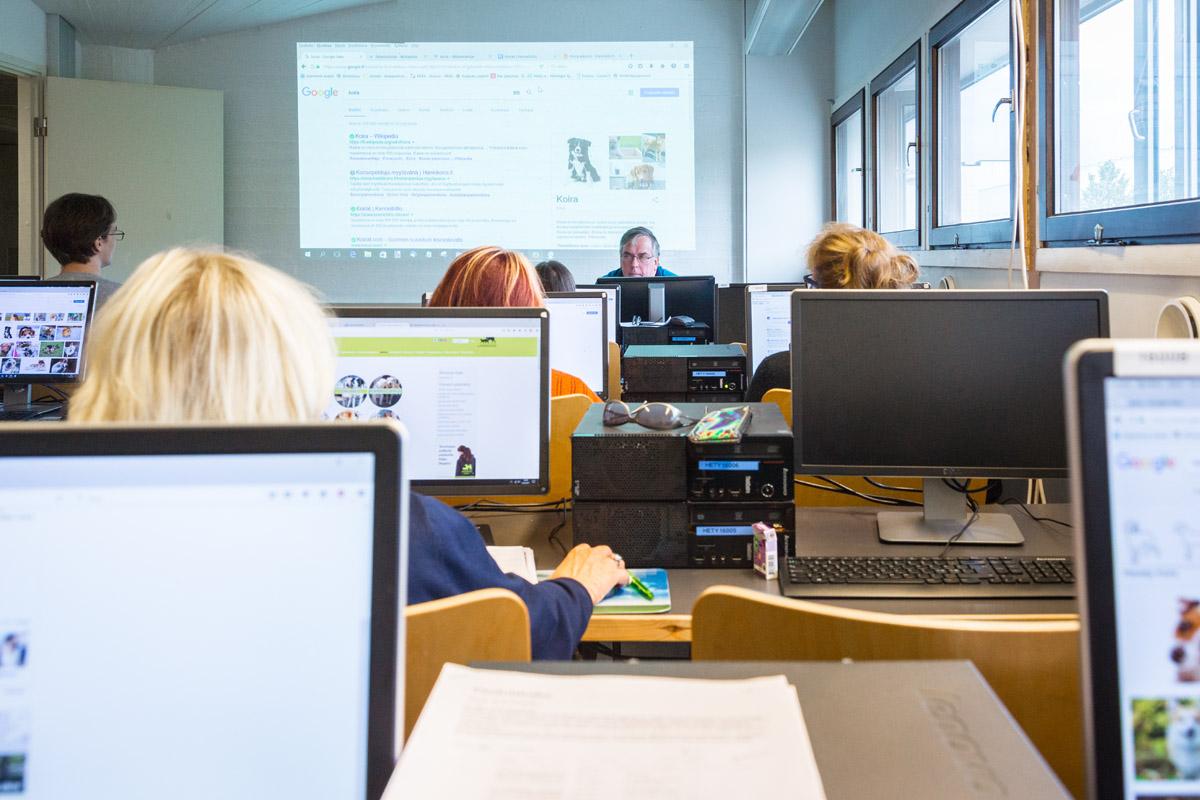 Pentti Peltola vetää HeTy:ssä tietokonekursseja joka aamupäivä: aloittelija-, perus- ja ajokorttikursseja. Myös teoriapuolta ja tietoturvaa käydään läpi.