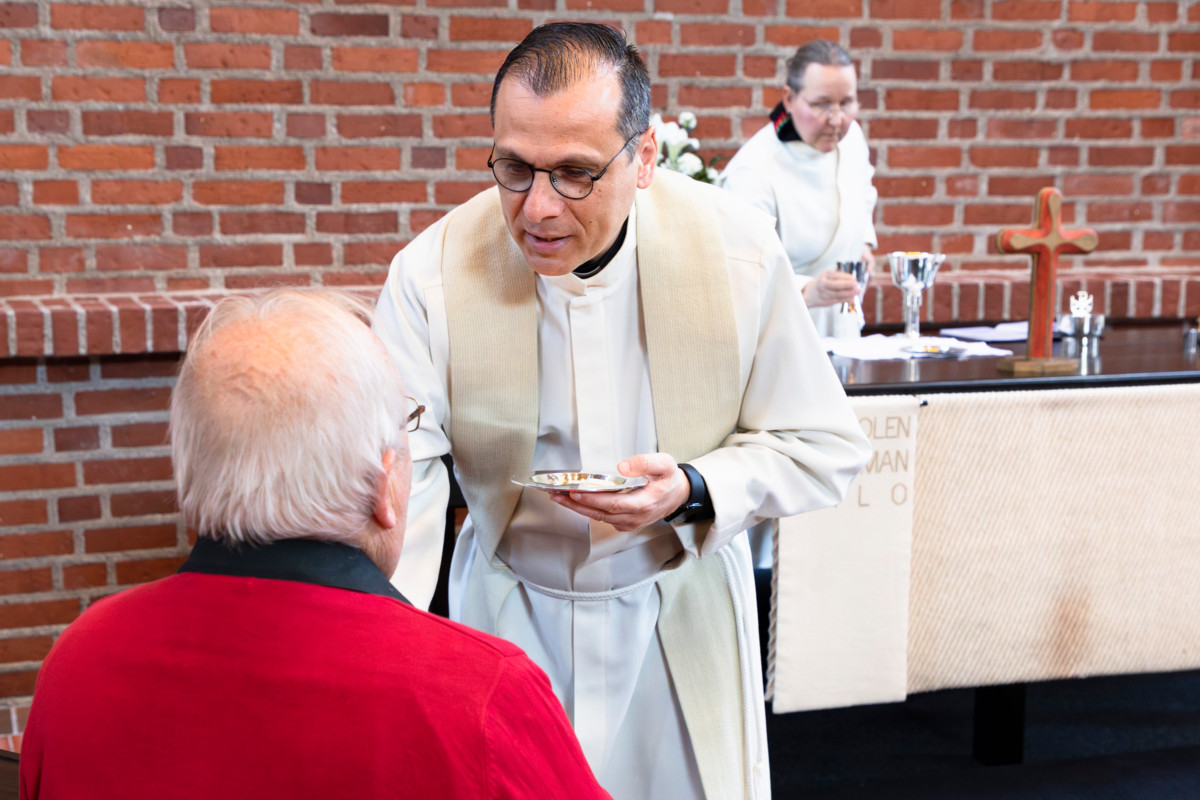 Munther Isaac jakoi ehtoollista Leppävaaran kirkon päivämessussa.