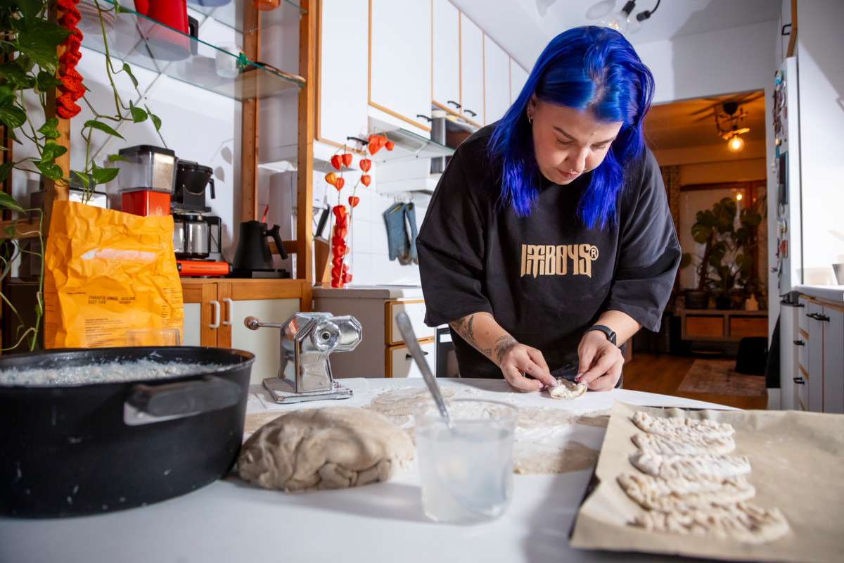 Leivonnassa Aino Silkelä noudattaa 93-vuotiaan mummonsa Lahjan neuvoja.