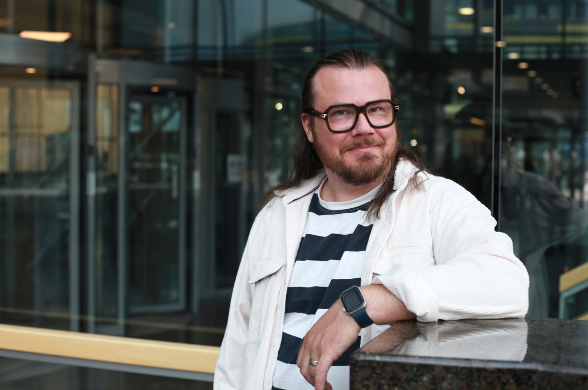 Filosofian tohtori Lauri Järvilehto tarjoaa kirjassaan keinoja, joilla yksilö voi kasvaa ja kehittyä kriisien kautta. Kuva Markko Taina/Tammi