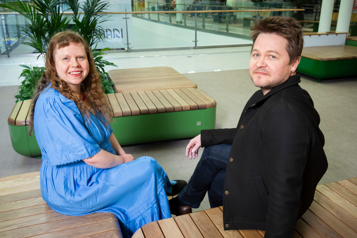 Kun mieli hajoaa -kirjan on kirjoittanut helsinkiläinen vapaa toimittaja Jose Riikonen (oik.).