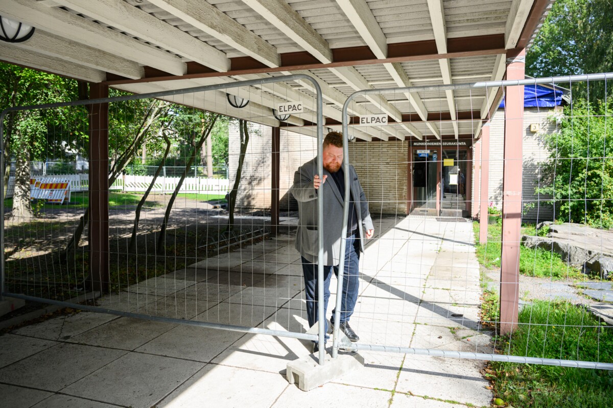 Munkkivuoren seurakuntatalon ympäristö on aidattu.  Munkkiniemen seurakunnan vs. kirkkoherra Visa Viljamaa kertoo, että ennen kuin päästään uusiin tiloihin, toiminta on keskitetty Munkkivuoren kirkolle.