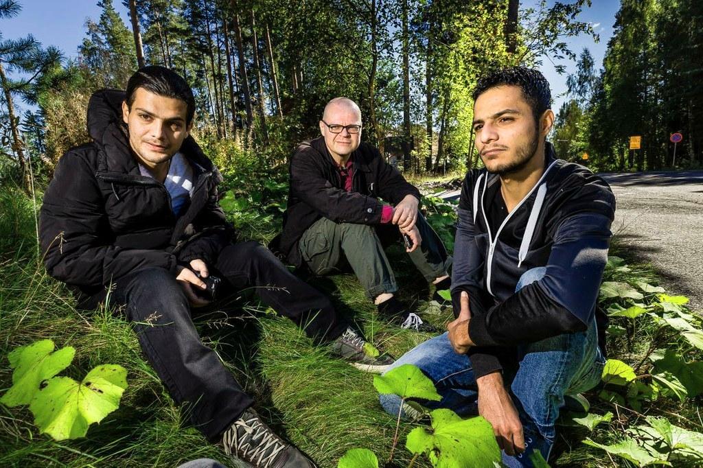 Epävarmuus painaa. Irakilaiset turvapaikanhakijat Mustafa (vasemmalla) ja Zaid keskustelivat tilanteestaan vs. monikulttuurisuustyön sihteeri Markus Silvolan kanssa.  Kuva: Jukka Granström