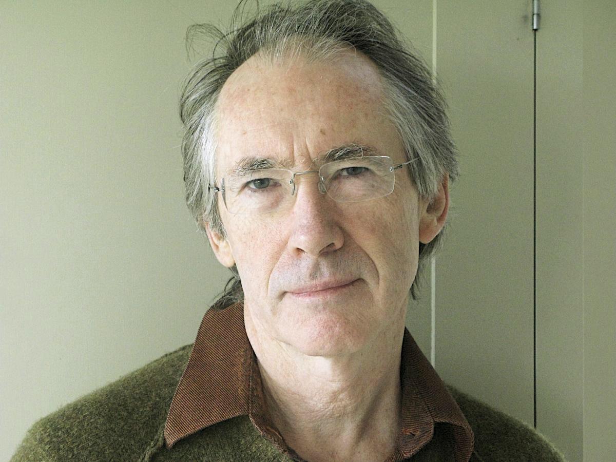 Ian McEwan osaa ujuttaa lukijansa pohdittavaksi isoja eettisiä ongelmia. Kuva: Annalena McAfee/Otava