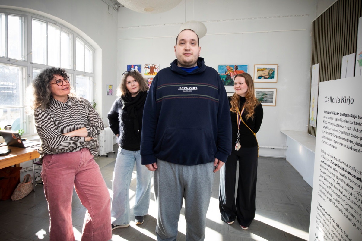 Galleria Kirjo on Autismisäätiön taidegalleria ja toimintapaikka Lapinlahden Lähteellä. Kuvassa vasemmalta Autismisäätiön kulttuurisuunnittelija Synnöve Lindberg, Autismisäätiön Paciuksen päivätoiminnan yksikön johtaja Ira Ilmavalta, taiteilija Aki Ahonen ja Autismisäätiön ohjaaja Milja Turkia.