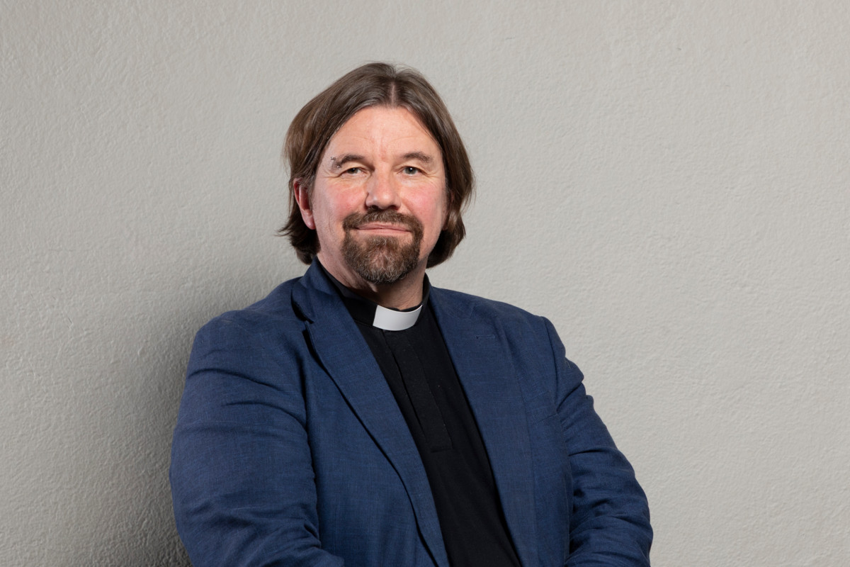 Kari Kanala: Nuorten kasvava kiinnostus hengellisiä asioita kohtaan kertoo, että Jumala toimii tässä ajassa. Meidän tulee kutsua heitä rohkeasti mukaan ja antaa heille mahdollisuuksia vaikuttaa. He tarvitsevat turvallisia yhteisöjä, mielekästä tekemistä ja tilaa kysellä. Haluan keskittyä arjen kohtaamisiin, ei vain yksittäisiin tapahtumiin. Vapaaehtoistyöhön ja yhteisöihin, joissa ollaan läsnä. Jumalan armon ja toivon viestiin ilman painostusta. Isos- ja apuohjaajakoulutus on avainasemassa nuorten sitouttamisessa kirkkoon. Riittävän laajan porukan kautta on helppo tulla mukaan. Nuoret ja nuoret aikuiset on määrällisesti suurin jäsenryhmä Helsingin seurakunnissa; tämän pitää näkyä valinnoissamme.