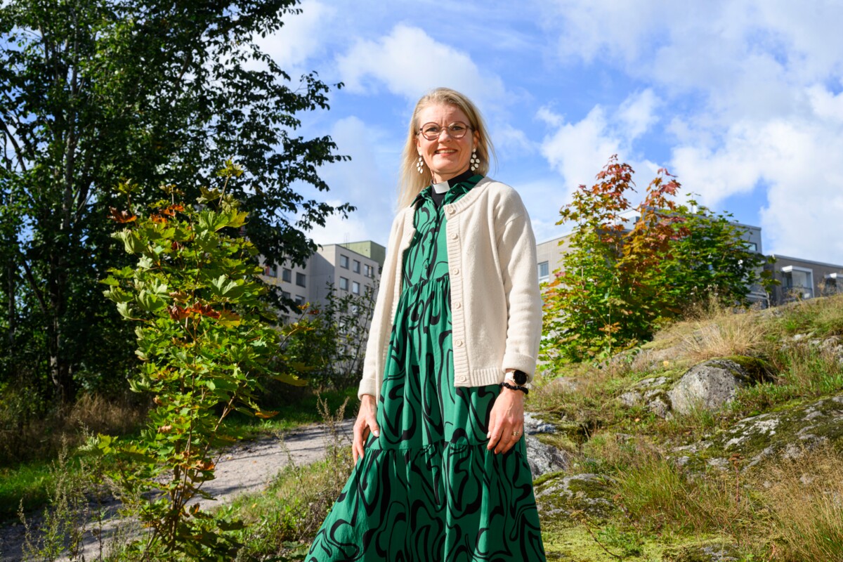 Sari Kokkosen mukaan luontokävelyreitillä voi tutustua Hakunilan monimuotoiseen lähiluontoon.