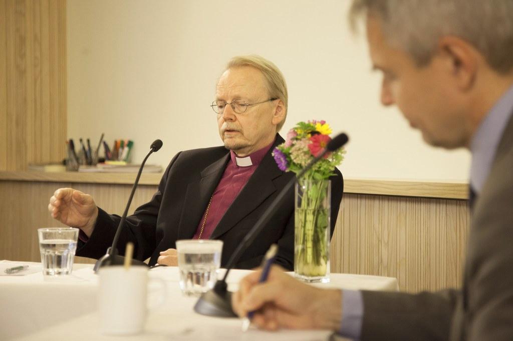 Arkkipiispa Kari Mäkinen ja kansanedustaja Pekka Haavisto keskustelivat media-aamiaisella kirkon ja yhteiskunnan suhteesta.