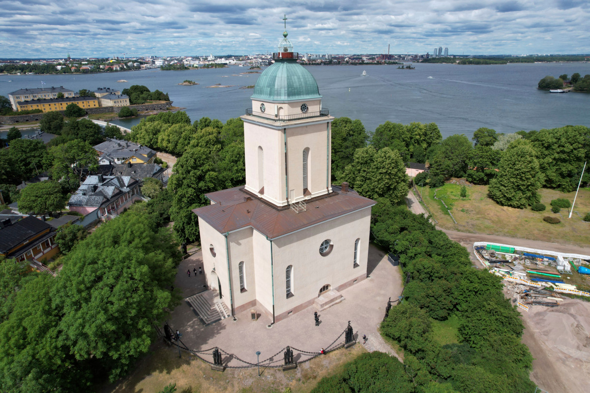 Helsingin tuomiokirkkoseurakunta joutuu säästösyistä luopumaan Suomenlinnan kirkosta. Kirkko siirtyy Helsingin seurakuntayhtymän hallintaan. Suomenlinnassa asuu noin 400 seurakuntalaista. Kuva: Petteri Järvinen