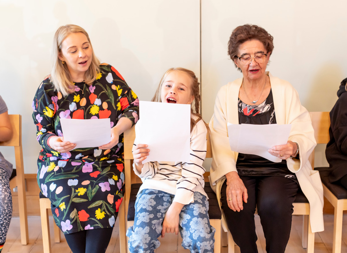 Kerttu Kantanen (kesk.), hänen isoäitinsä Irma Isotalo (oik.) ja Ulla Kantanen (vas.) saavat kuorolaulamisesta voimaa ja energiaa. Suvussa on laulettu jo useamman sukupolven ajan.
