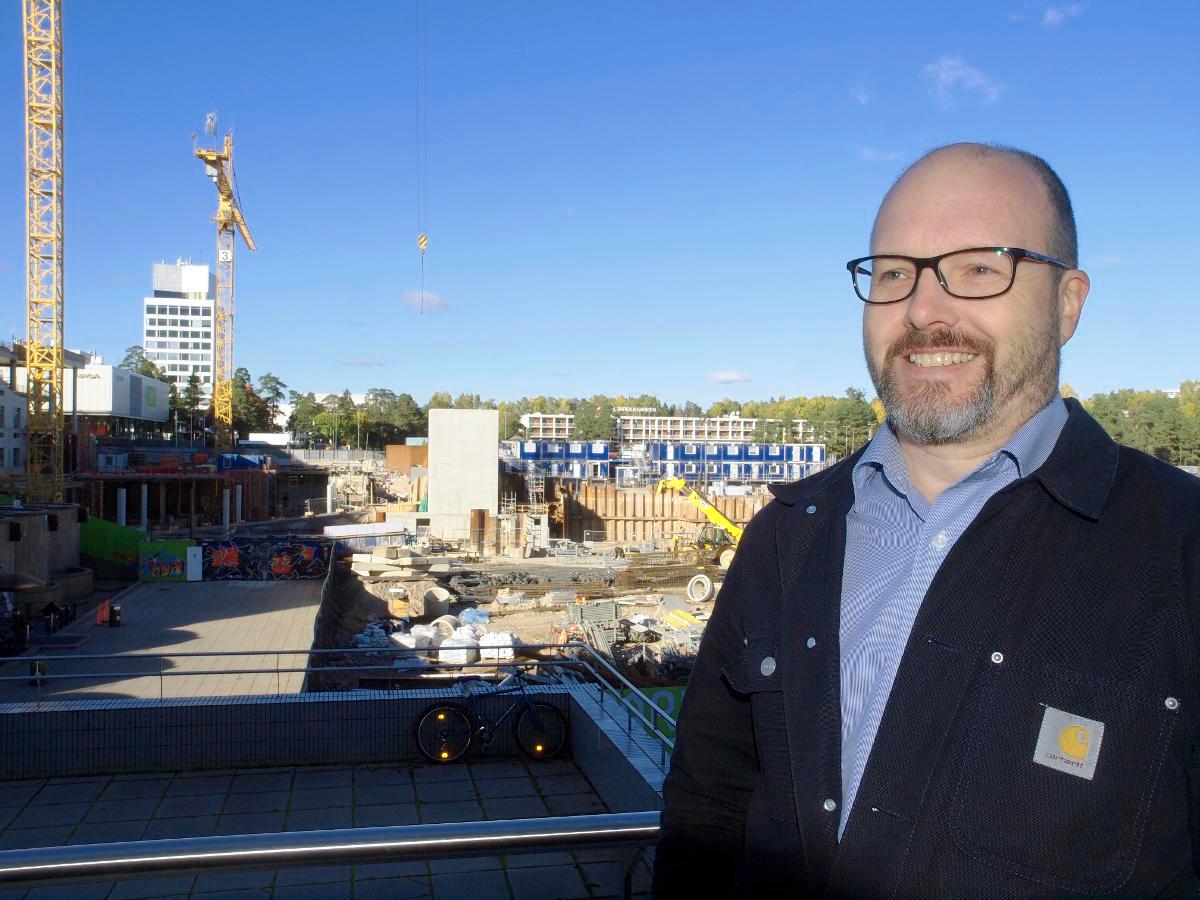 Tapiolan Killan puheenjohtaja Jukka Silvenius keskellä rakennustyömaata Tapiolassa. Kuva: Mauritz Hellström