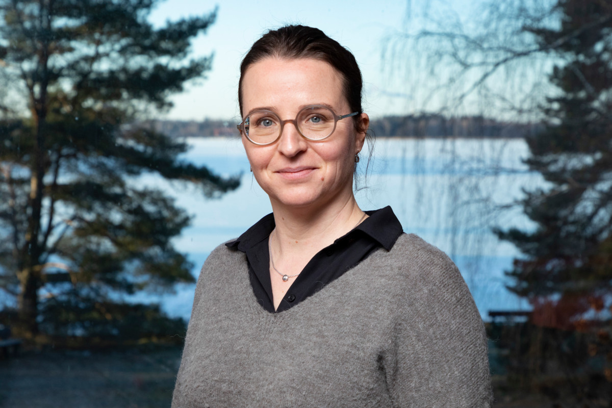 – Jollakin taholla pitäisi olla kokonaisvastuu nuorten mielenterveyspalvelujen järjestämisestä, mutta laki ei sano tarkasti, kenen vastuulla asia on, ylilääkäri Laura Häkkinen sanoo.