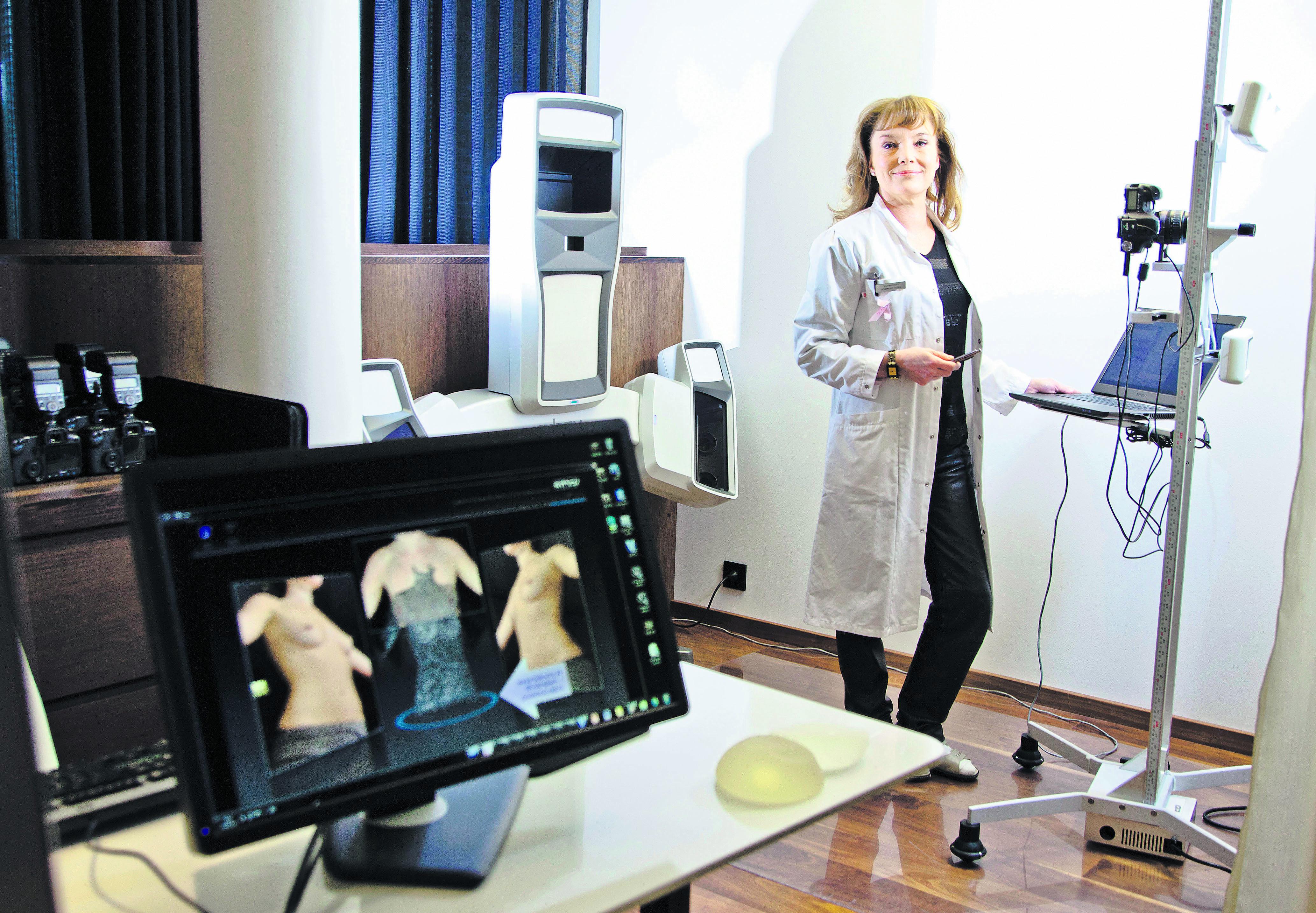 3D-kuvausstudiossa. Plastiikkakirurgi Katja Puumanen työskenteli aiemmin pitkään rintasyöpäkirurgina. Puhtaasti ulkonäkösyistä tehdyt leikkaukset asiakas maksaa täysin itse. Rintojen suurennus maksaa 3 500 – 10 000 euroa.
