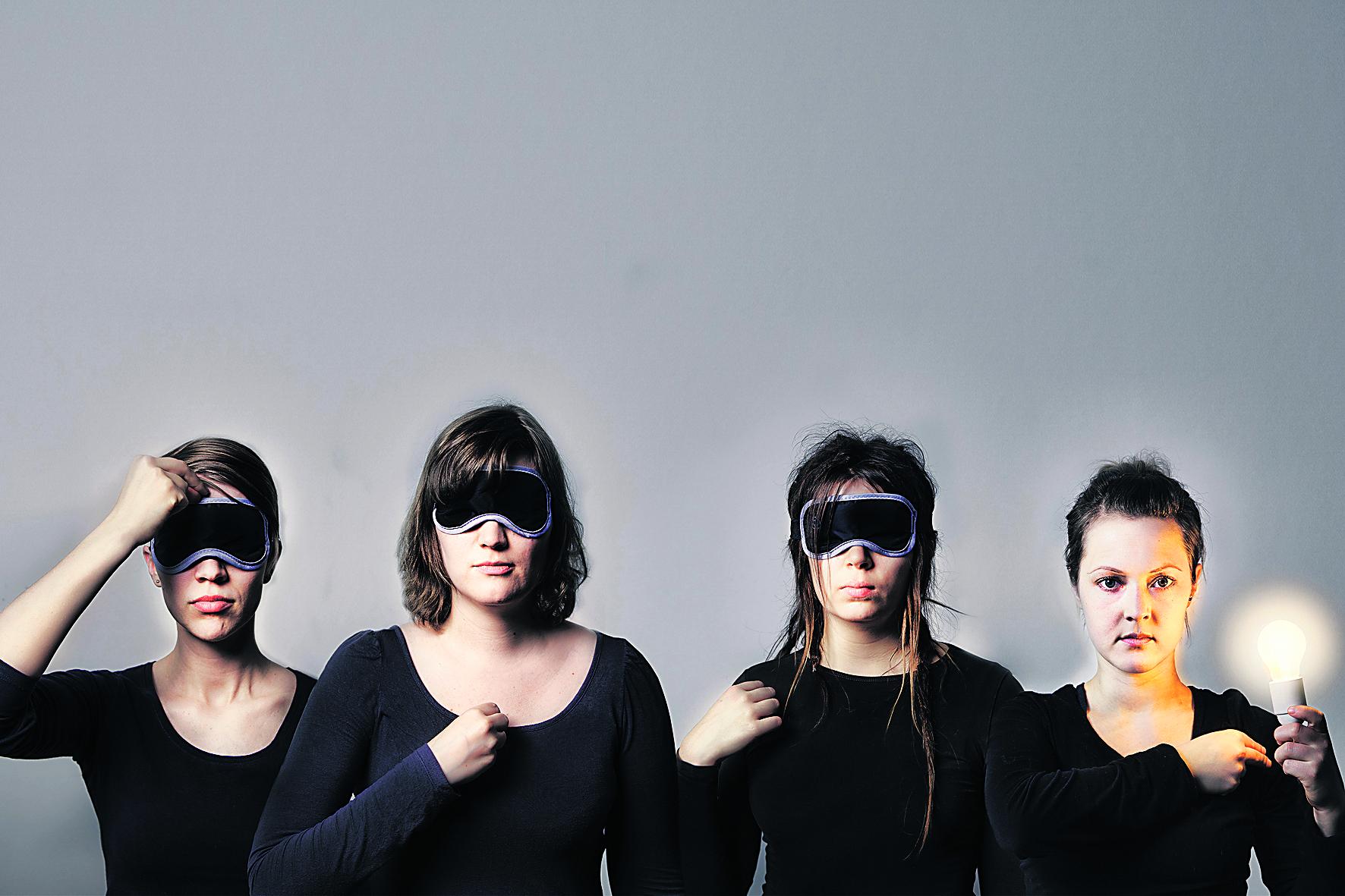Sokeaa uskoa? Anna Tamminen (vas.), Tanja Roiha, Hanna Särkkä ja Iina Ahola etsivät Teatteri Agapen esityksessä uskoa, johon sitoutua.