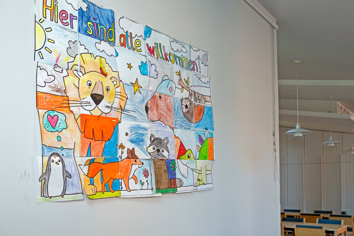 Tänne ovat kaikki tervetulleita, lukee seurakunnan takkahuoneeseen ripustetussa piirustuksessa. 