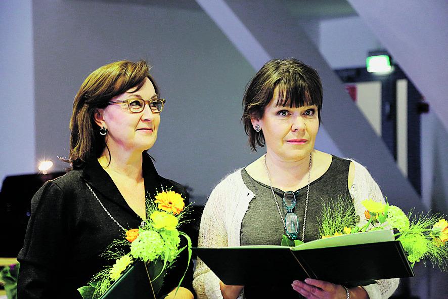 Hyvät tekijät. Raisa Rauhamaa (vas.) ja Marketta Mattila saivat viestintä-palkinnon.