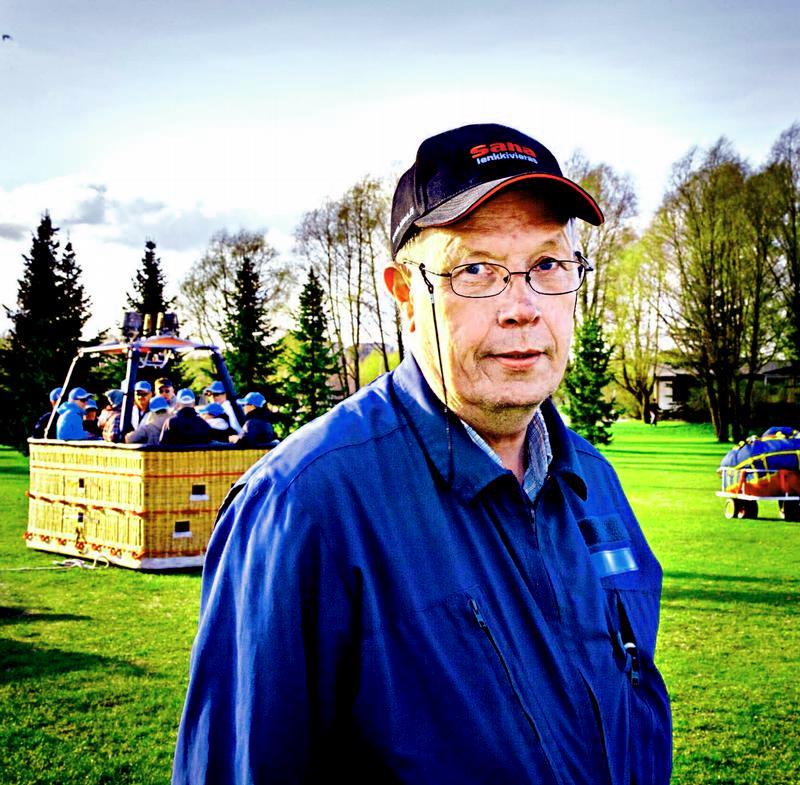 Thorleif Johanssonin vastuulla on kuumailmapallon pystyttäminen ja purkaminen. Hän myös seuraa palloa huoltoautolla.