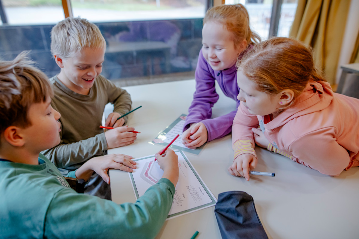 Konsta Henriksson, Theo Nordlund, Iida Kerkkonen ja Anni Martikainen suunnittelivat, millaisen täytekakun he haluavat rakentaa Luokka loistamaan -hankkeen leirikeskuspäivässä Hvittorpissa.