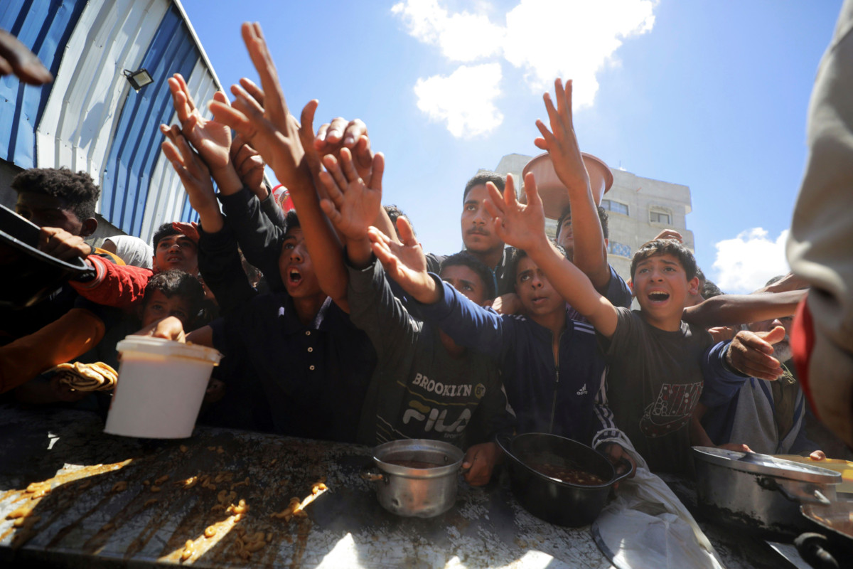 Palestiinalaislapset jonottavat ruokaa Nuseiratin leirissä Gazassa. Nyt ruoka on loppumassa kokonaan. Kuva on otettu 26. huhtikuuta. Kuva: Omar Asthawy/Polarisimages/Lehtikuva.