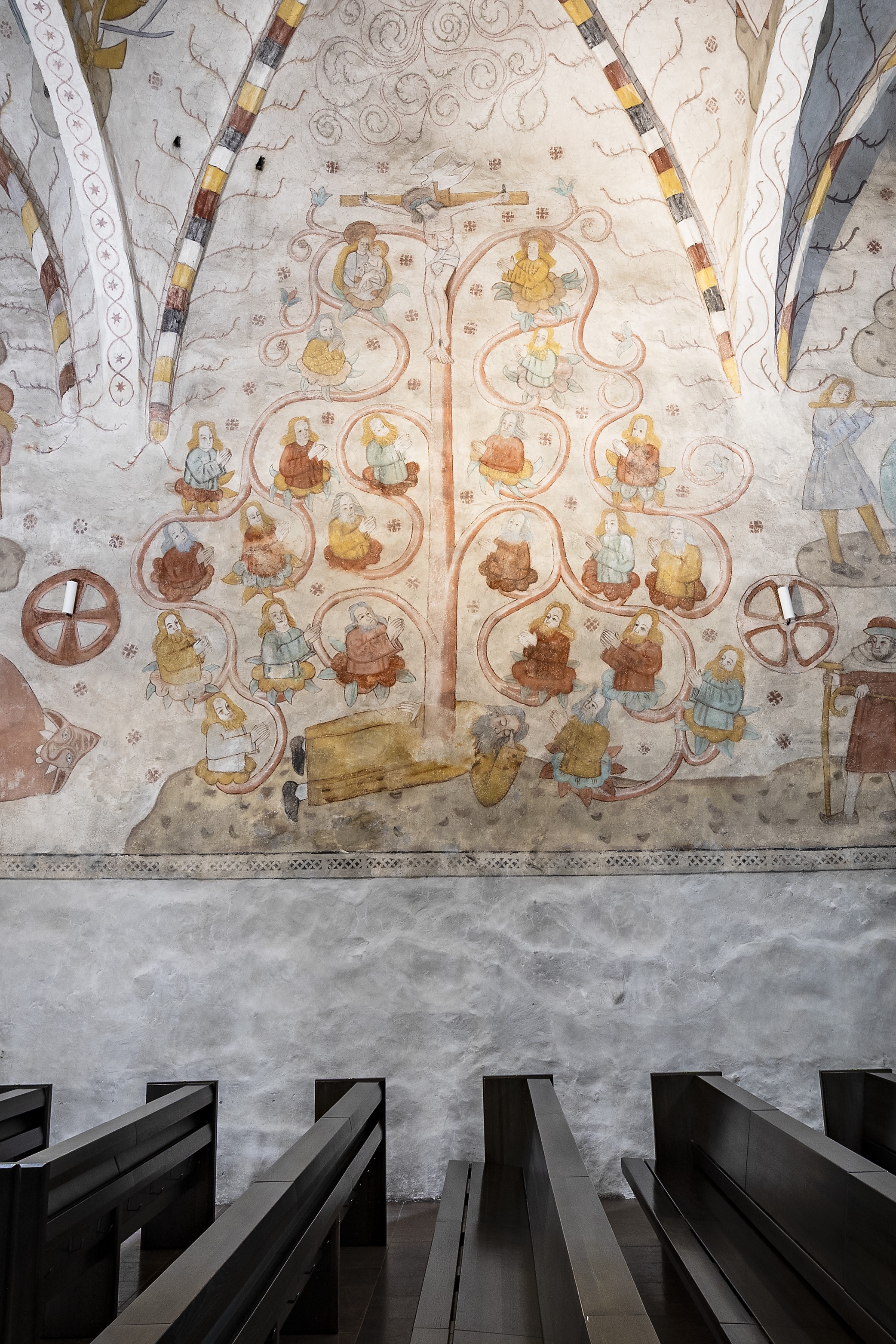 Neitsyt Maria on ainoa nainen Jeesuksen sukupuussa, joka on maalattu Lohjan kirkon seinälle. 