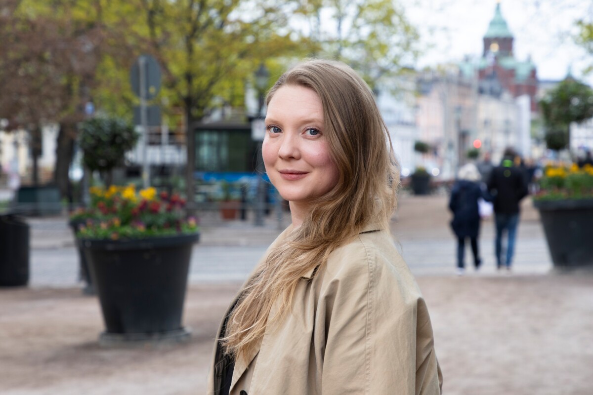 Satu Tuuli Karhu nähdään kesäkuun alusta lähtien Missä kuljimme kerran -näytelmän rohkean ja rämäpäisen Lucien roolissa Suomenlinnan kesäteatterissa.