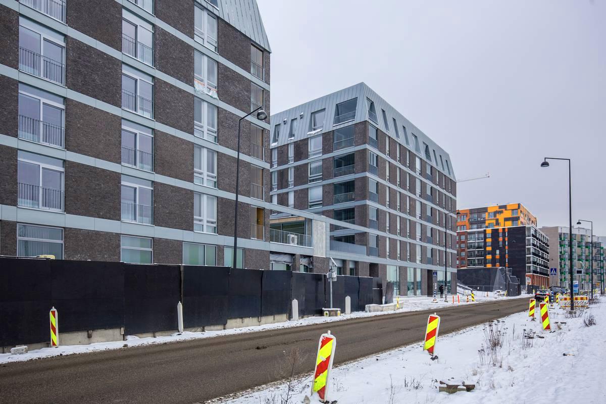 Hyvän toivon kappeli sijaitsee osoitteessa Länsisatamankatu 26-28. Etualalla Jätkäsaaren Atrium -talo.