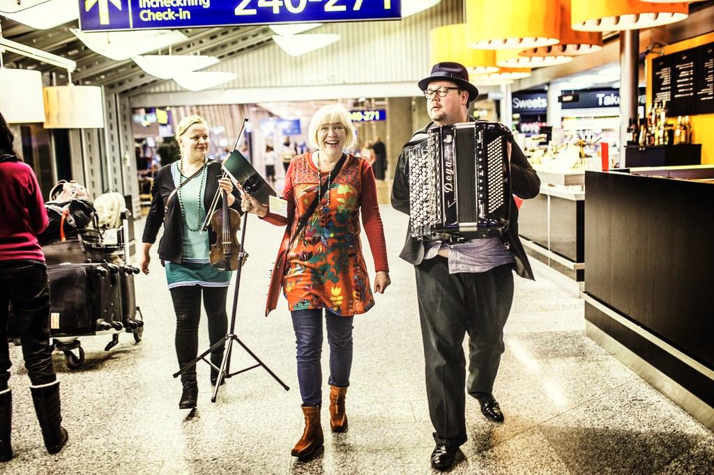 Tuuli Suominen, Sirkku-Liisa Niemi ja Mikko Helenius ilahduttivat matkustajia musiikilla lentoasemalla.