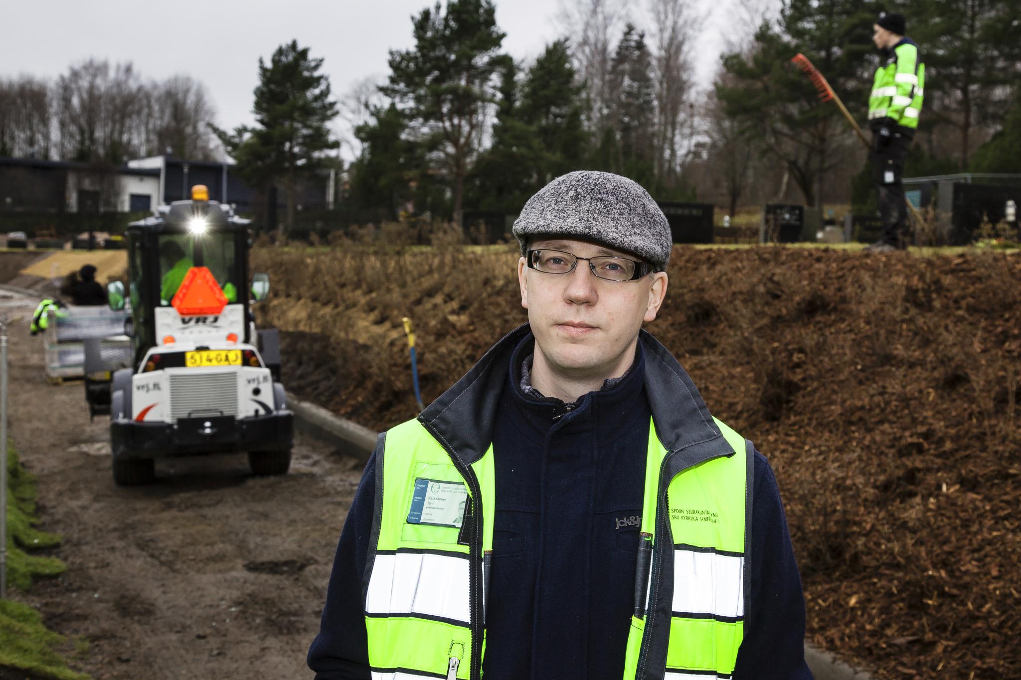 Puistopuutarhuri Jani Kärkkäinen toteaa, että jokaisen puutarhurin uralle ei osu niin suurta projektia kuin Kappelin hautausmaan remontti on ollut. Taustalla levitetään kuorikatetta kulkuväylien levennysten ja maankorotusten jyrkentämälle pengerrykselle. Kuva: Jukka Granström