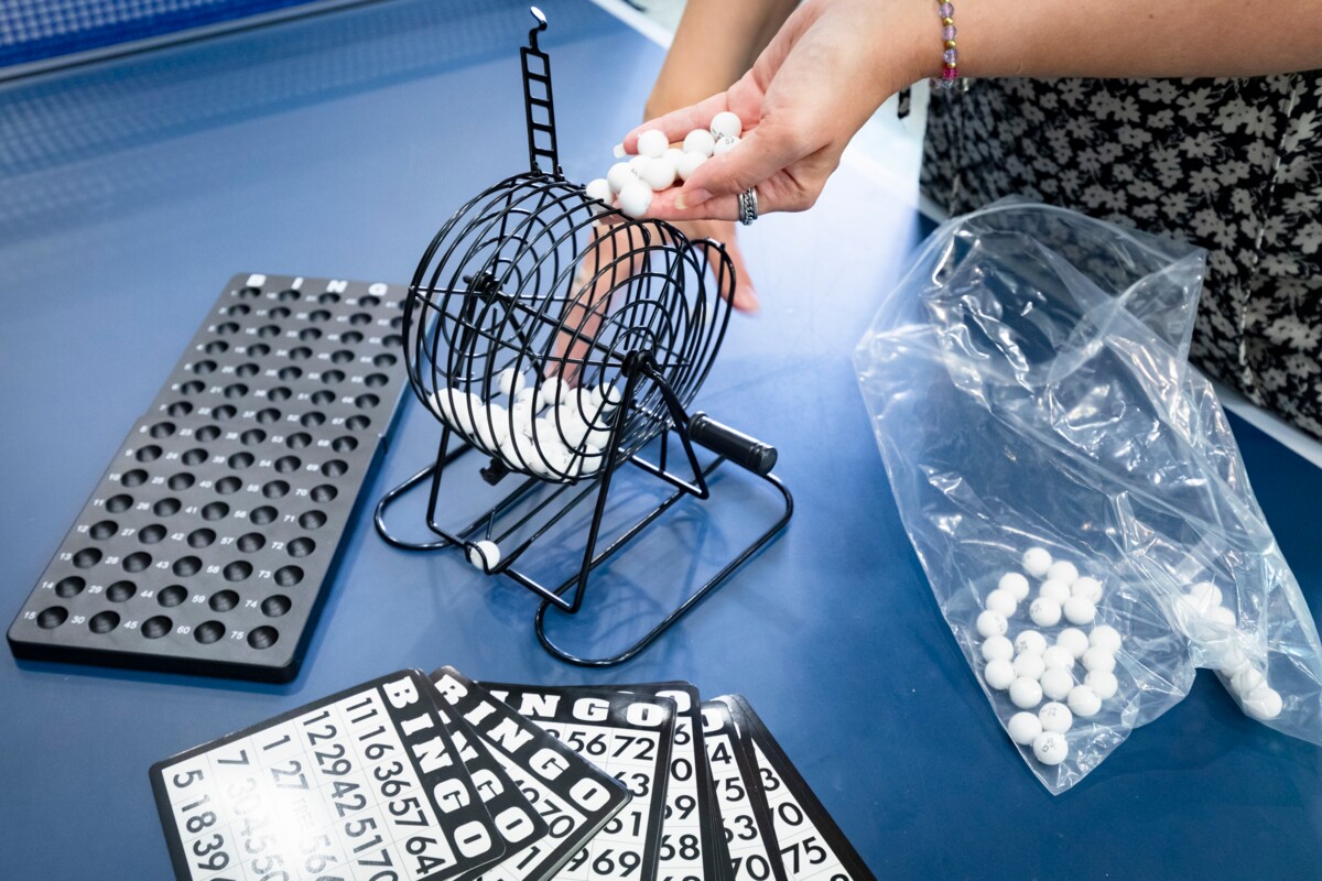 Bingo on Olohuoneella suosittu peli, sillä sitä on helppo pelata ja osallistumalla voi voittaa palkintoja.