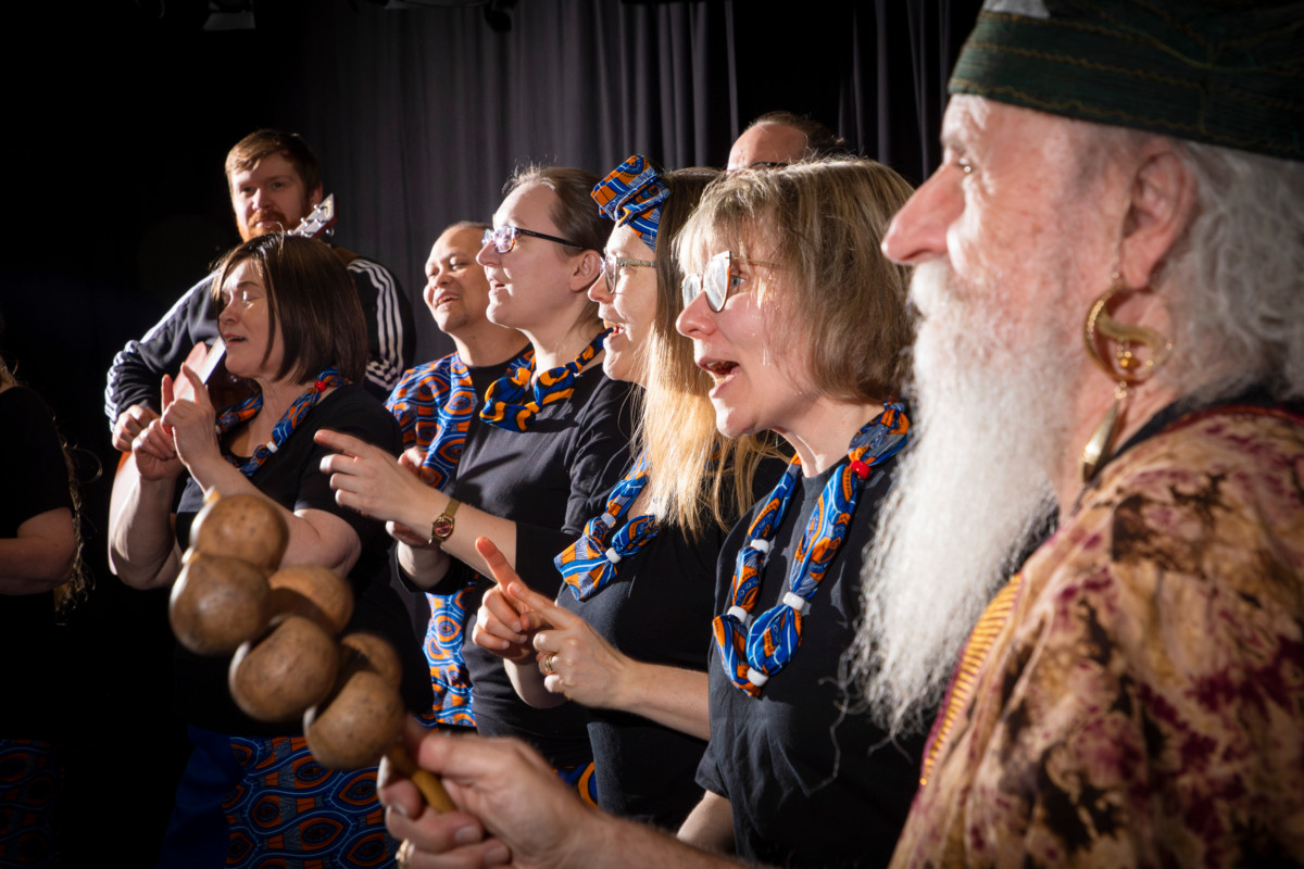 Jakarandan suuri ja värikkäästi pukeutunut kuoro on näyttävä ja sen esittämät laulut ovat mukaansatempaavia.