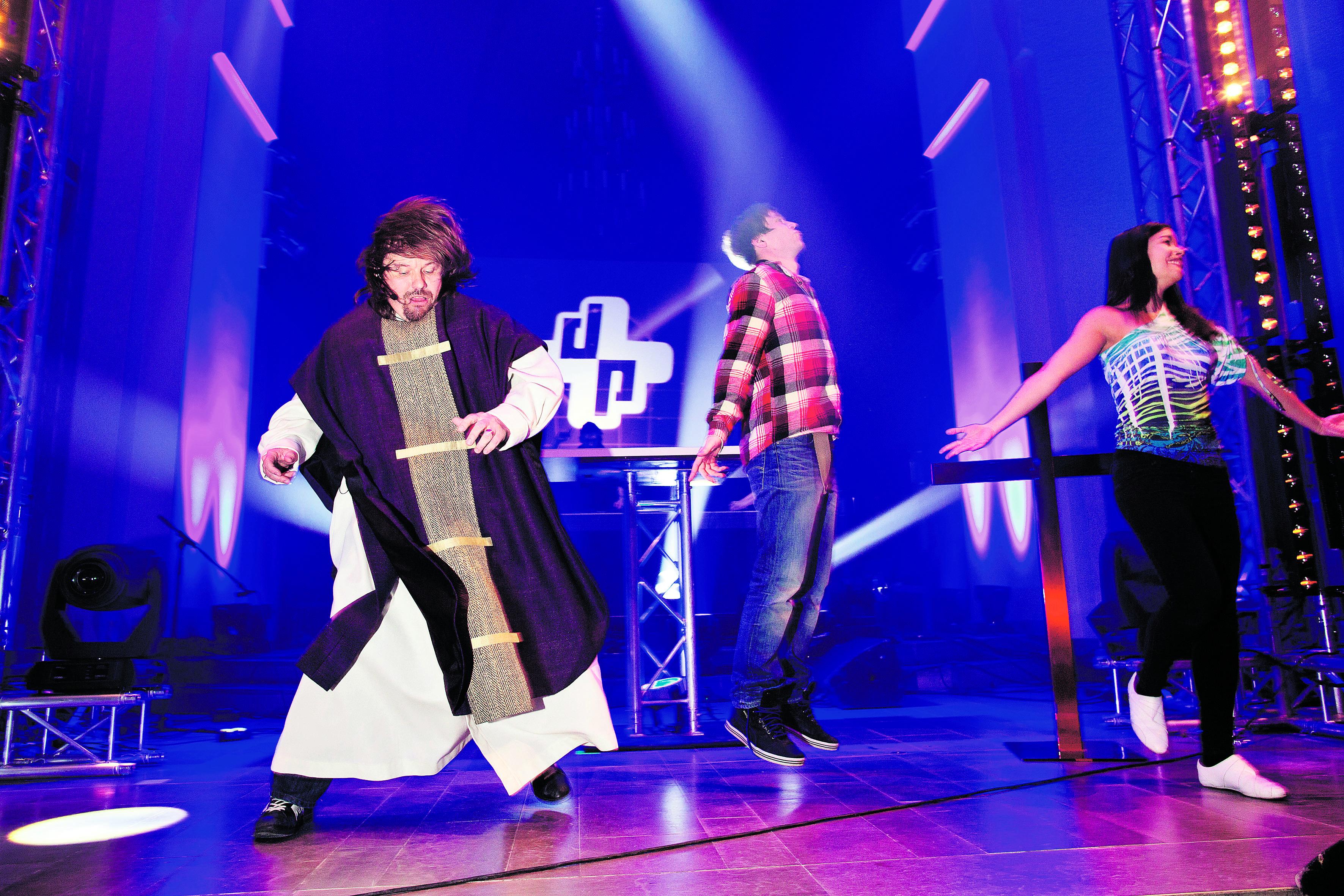 Hyvä meininki. Messun lopussa laitetaan jalalla koreasti dancemusiikin tahtiin. Kuopion seurakunnat eivät hyväksyneet Dancemessua kirkkoihinsa viime lokakuussa sillä perusteella, ”ettei näin rauhaton messu sovi kirkkoon”.