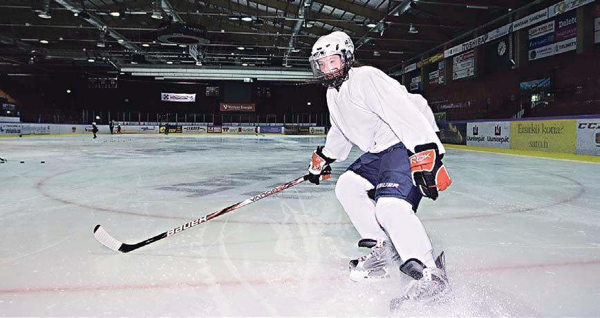 Karoliina Rostille, 16, lätkätreenit ovat viikon kohokohta.