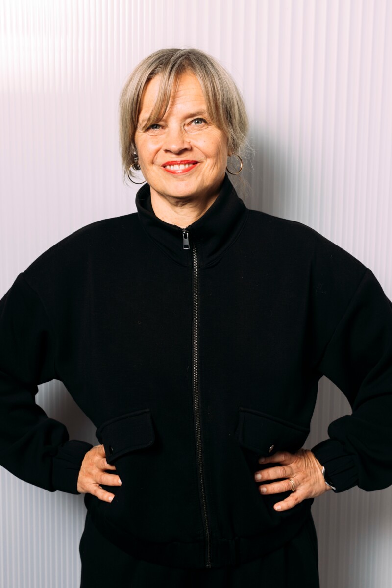 Hanna Kirjavainen pyrkii siihen, että läpi koko esityksen ajan kulkee mukana vahva myötätunto sekä muistisairasta että omaishoitajaa kohtaan.