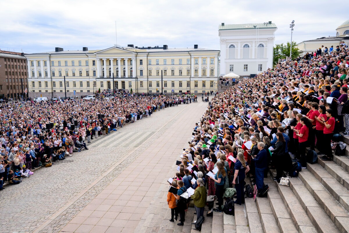 Senaatintori täyttyi kuulijoista Kuorojen kierroksen suurkonsertissa. 