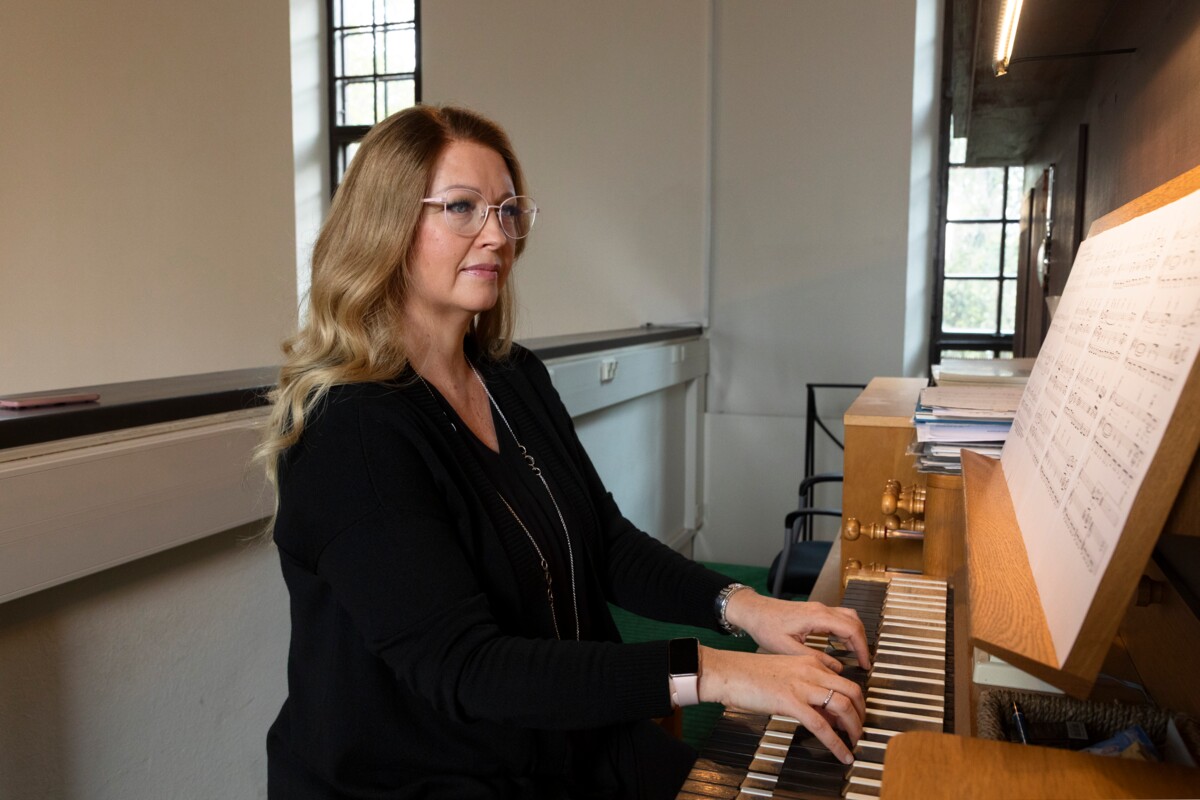 Hietaniemen Krematoriosäätiön urkuri Anne Pekkarinen keskustelee omaisten kanssa musiikista ennen hautajaisia.