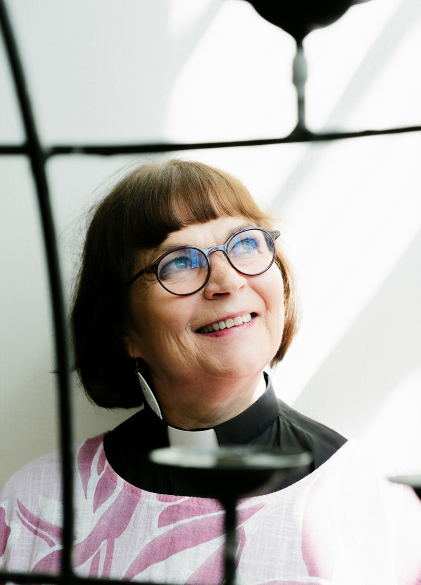 Kymmenen vuotta sitten puhuttiin paljon rauhasta ja aseistariisunnasta. Marja Heltelän mukaan nyt lähes kaikki ovat, ymmärrettävistä syistä, sitä mieltä, että pitää varustautua. Kyseessä on iso arvohyppäys, jonka keskellä pitäisi kuitenkin yhä löytää ne perimmäiset arvot, joihin on syytä palata, kun ajat helpottuvat. Kristittyjen on rakennettava rauhaa. Kuva: Antti Rintala
