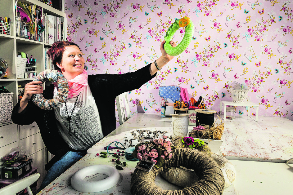 Mielikuvitus rajana. Mitä enemmän tekee, sitä enemmän tulee ideoita. Kranssikirjaansa varten Mira Ekonen suunnitteli yhden jos toisenkin kranssin. Monet syntyivät kierrätysmateriaaleista.