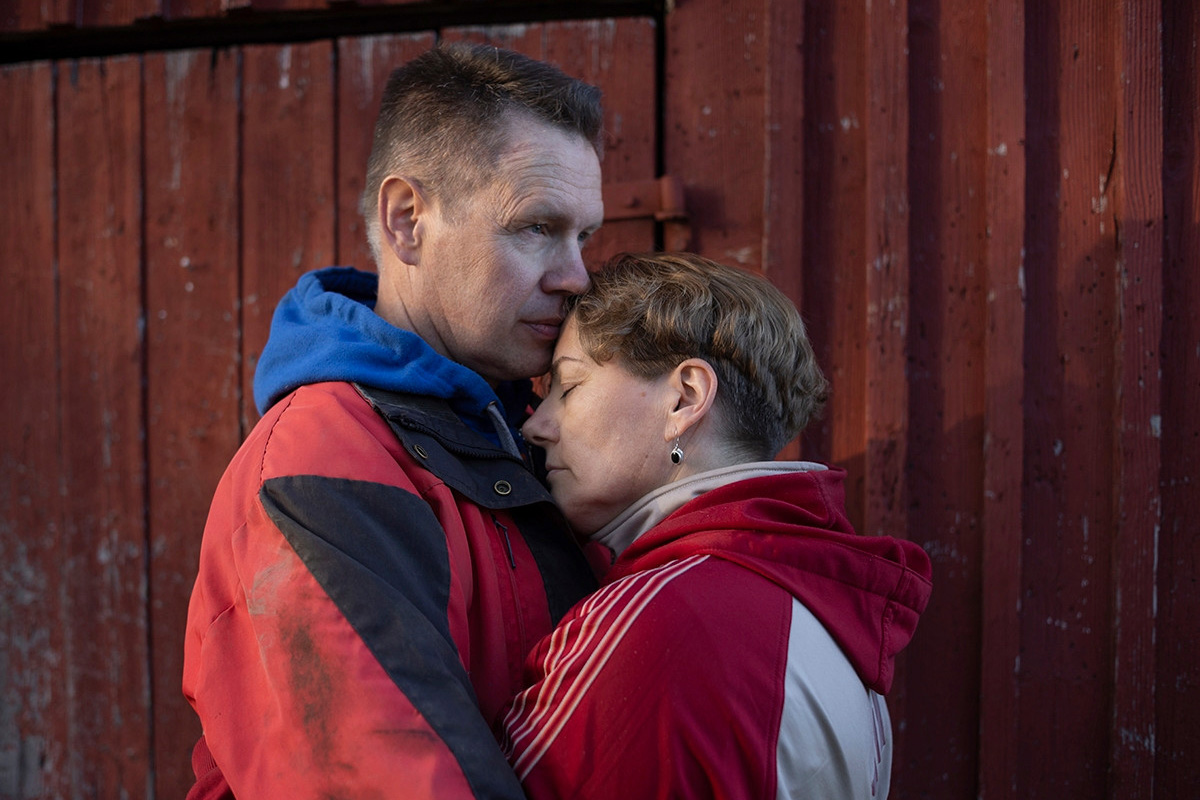 Pohjoinen intohimo -dokumenttielokuva seuraa viisikymppisten Petrin ja Anun suhdetta, joka perustuu avoimuuteen ja rehellisyyteen: biseksuaalilla Petrillä on puolisonsa lupa tapailla myös miehiä. 