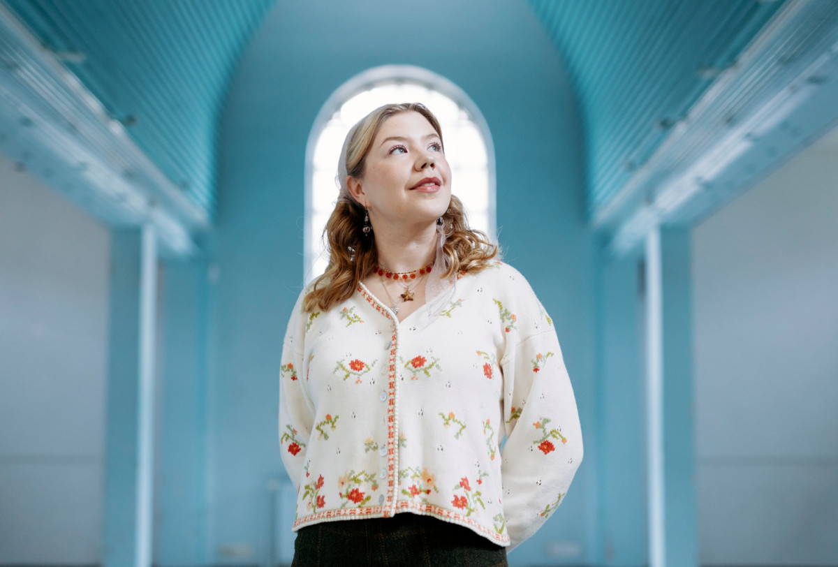 Lydia Lehtola, 30, esiintyy laulaja-lauluntekijänä nimellä Lyyti. Helsingin Kalliossa asuva Lyyti kuvattiin entisellä Harjun ruumishuoneella Vallilassa hänen omasta toiveestaan. ”Kappelimaisessa tilassa ja koko miljöössä on jonkinlaista pyhän tuntua.” 