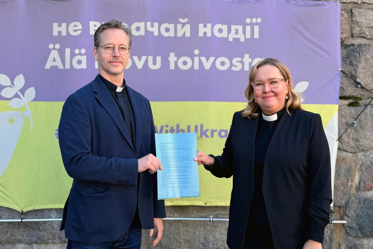 Lauttasaaren seurakunta tekee nyt yhteistyötä Ukrainassa toimivan German Evangelical Lutheran Church of Ukrainen (GELCU) -kirkon kanssa. Kuvassa kirkkoherra Kalle Kuusniemi ja seurakunnan pappi Riikka Porkola. Kuva: Verna Kotiranta