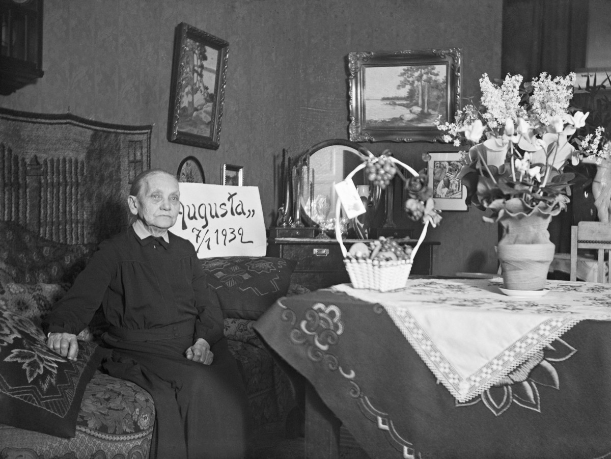 Augusta Hellström (1858–1936) nimipäivänään 7.1.1932. Kuva: Ilmari Hellström / Helsingin kaupunginmuseo.