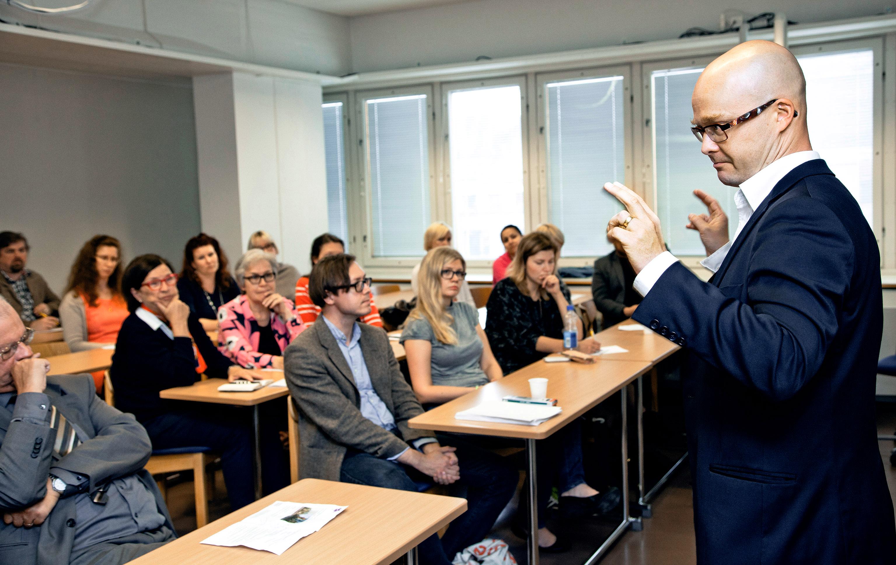 Ennustaja. Tuomas Martikaisen mukaan luterilainen kirkko joutuu kaupungeissa yhä ahtaammalle.