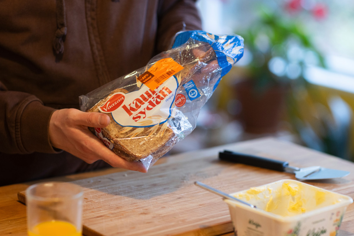 Kristi etsii kaupasta punalaputettua ruokaa. 