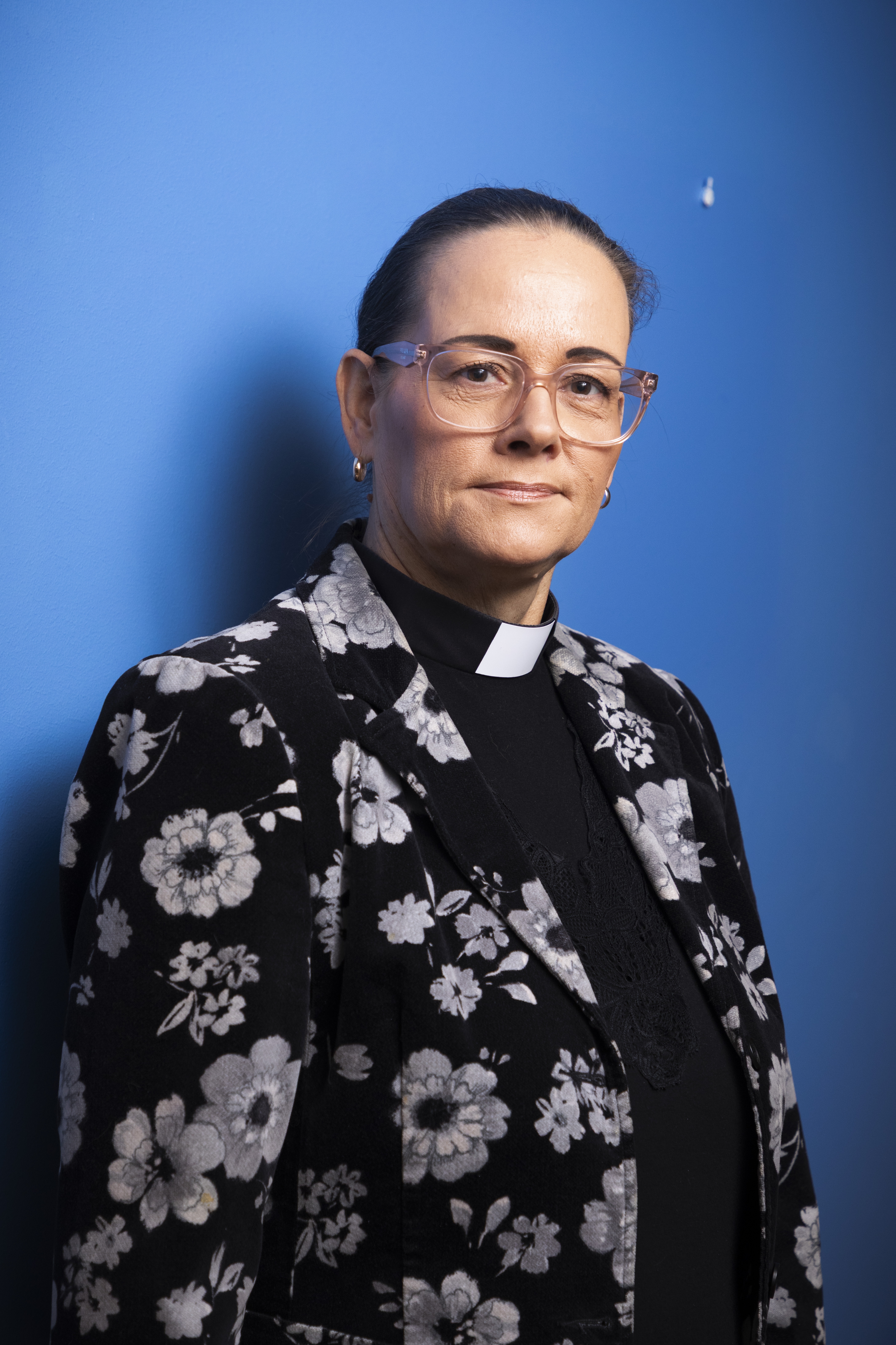 Kirsi Vikmanin tutkimusaineisto sijaitsi kirjastoissa eri puolilla Eurooppaa, esimerkiksi Roomassa, Pariisissa ja Tukholmassa ja sai tutkimusluvan myös Vatikaanin kirjastoon. Kieli oli kaikkialla sama, latina.