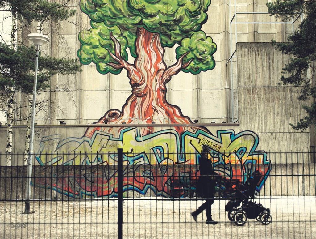 Millainen on tulevaisuuden kirkko? Pete Nieminen eli Hende loi paperille graffitin, joka sopisi Tapiolan kirkon seinään. Kuvankäsittelijä Kirsi Laine yhdisti betonin ja graffitin. Kuva: Maija Saari ja Hende