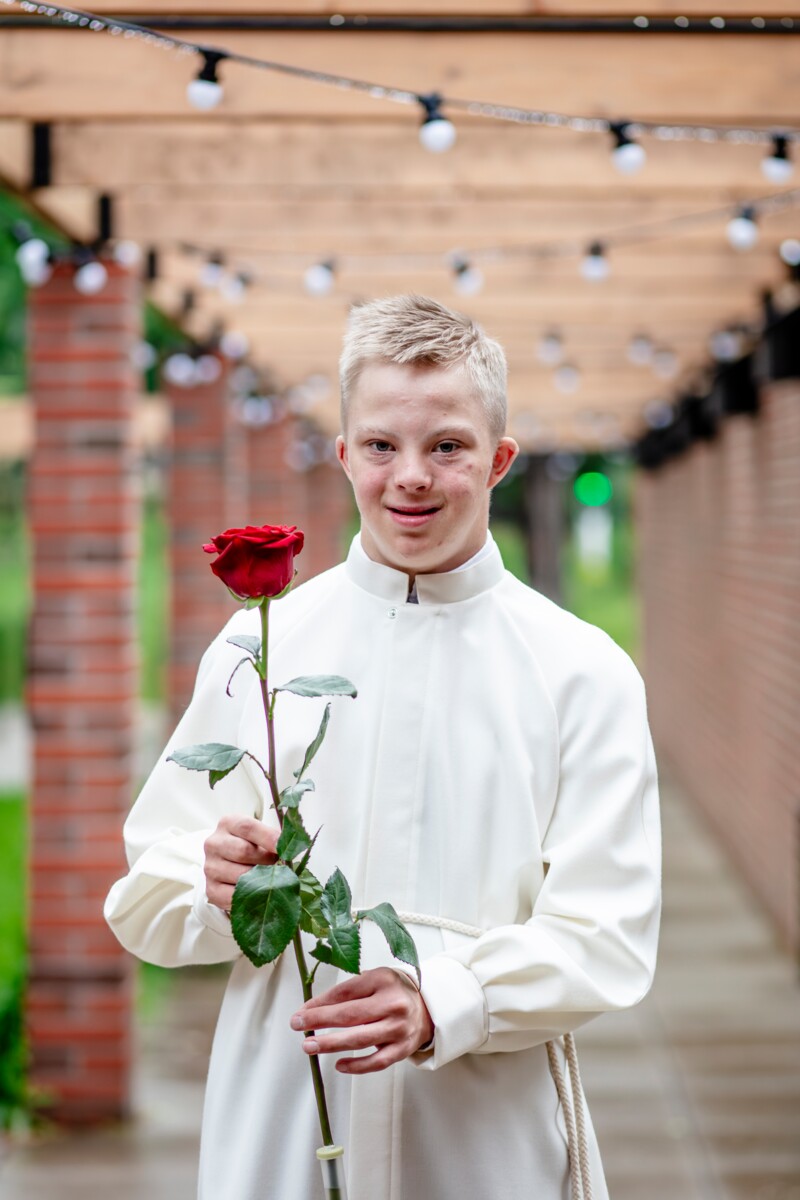 Osmo Peltola pääsi leiriviikon lopuksi ripille Malmin kirkossa pidetyssä konfirmaatiossa.