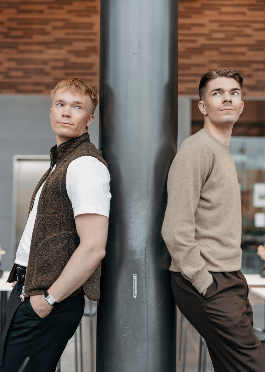 Jere Posti ja Oskari Nivala kuuluvat ensimmäiseen homomiesten sukupolveen, joka on tiennyt nuoresta asti, että heistä voi tulla isiä adoption kautta. Homouden ja isyyden yhteensovittaminen oli ennen vielä vaikeampaa. Kuva: Joonas Brandt
