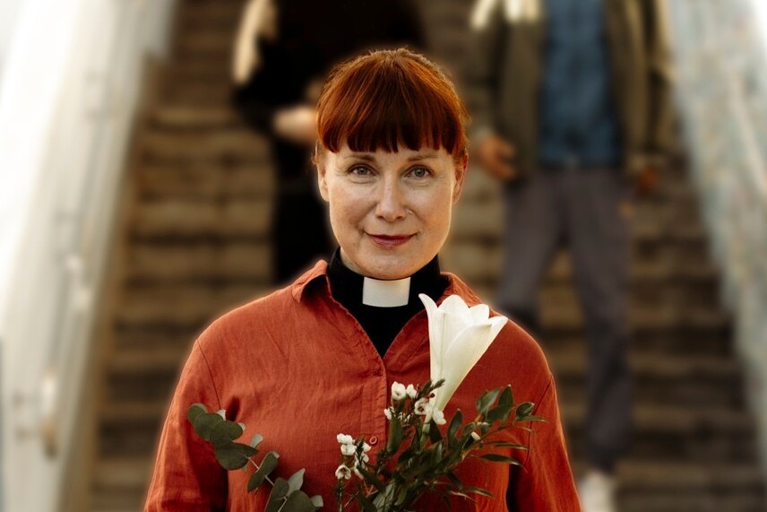 Anna Poutiainen: Nuorten kiinnostus kristinuskoon pitää ottaa todesta ja turvata seurakunnan laadukas rippikoulu- ja nuorisotyö. Epävarmassa maailmassa tulevaisuuttaan suunnittelevat nuoret tarvitsevat elämälle pysyvää perustaa ja toivoa. Seurakunnan ei tarvitse kilpailla muiden toimijoiden kanssa tai keksiä cooleja temppuja. Meillä on evankeliumin ainutlaatuinen viesti armosta ja rakkaudesta. Sitä saamme elää todeksi nuorten kanssa yhdessä miettien, mikä toiminta heitä palvelisi parhaiten. Kuvaaja: Elice Gröhn